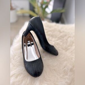 Badgley Mischka Girls Dress shoes size girls 2 small heel